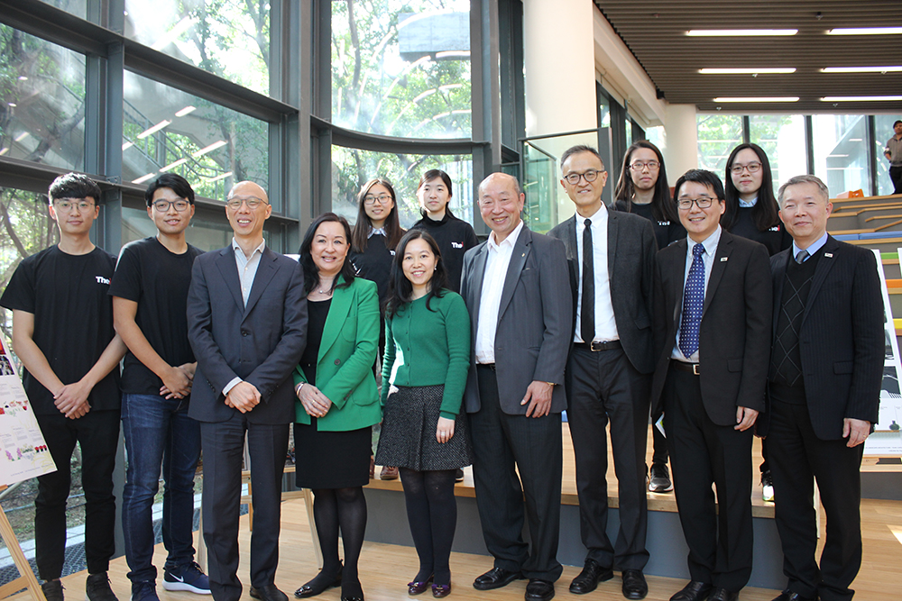 Group photo of Mr. KS Wong, Secretary for the Environment of the Hong Kong Government and representatives from Thei.